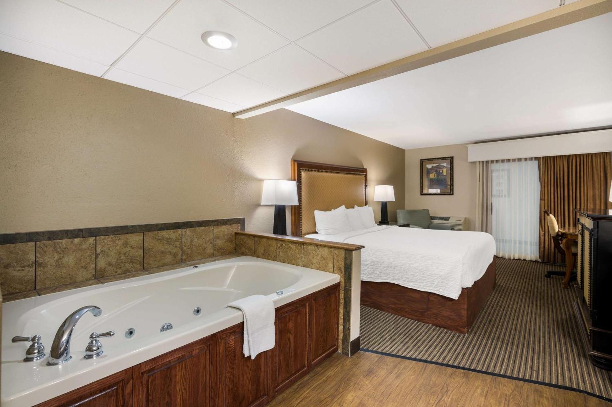 Revel Hotel Minot - Surestay Collection By Best Western Bagian luar foto